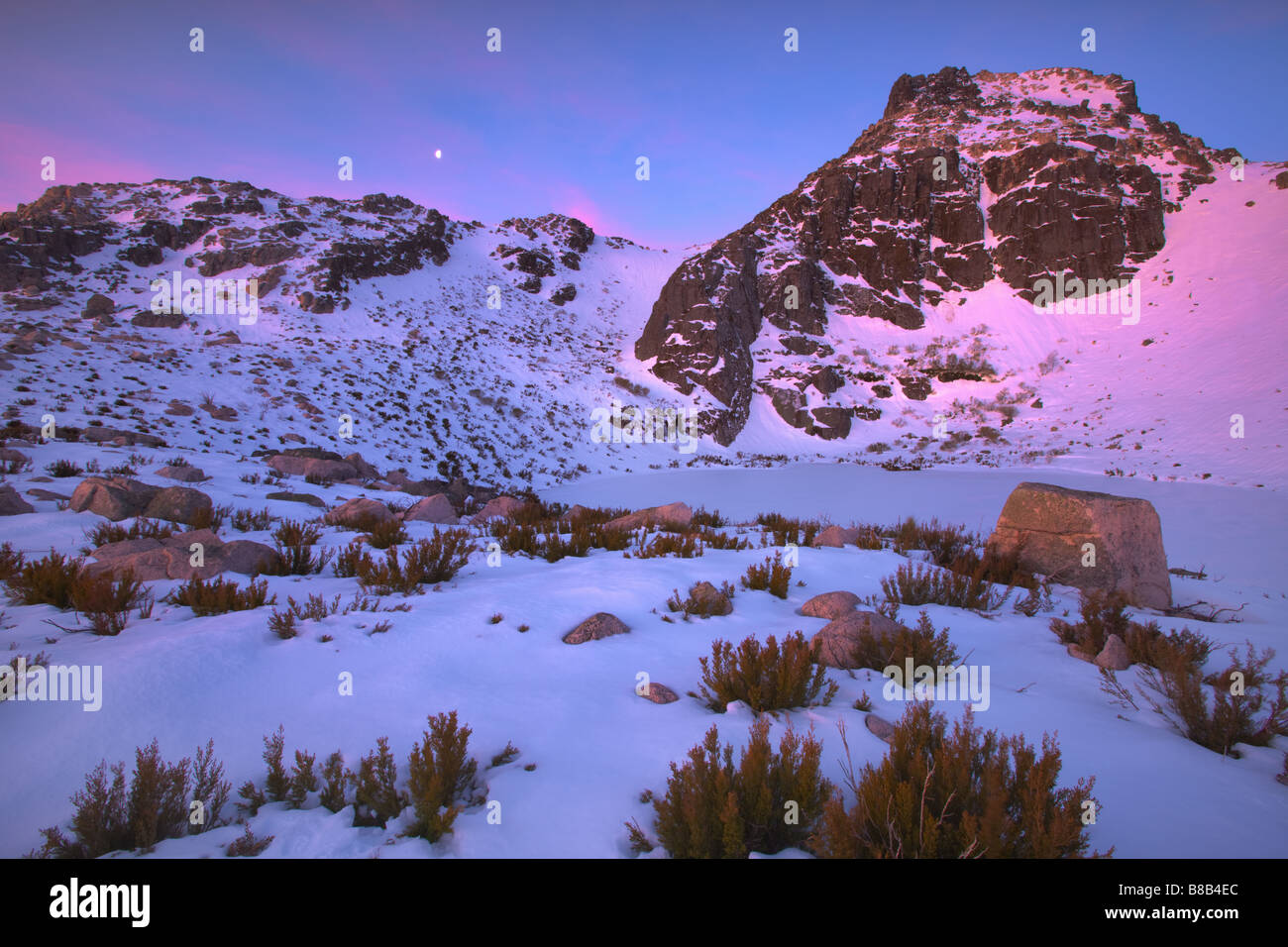 Magic Sunrise over Cantaros Lagoon avec lueur rose et la lune, l'Estrela Parc Naturel, Portugal Banque D'Images