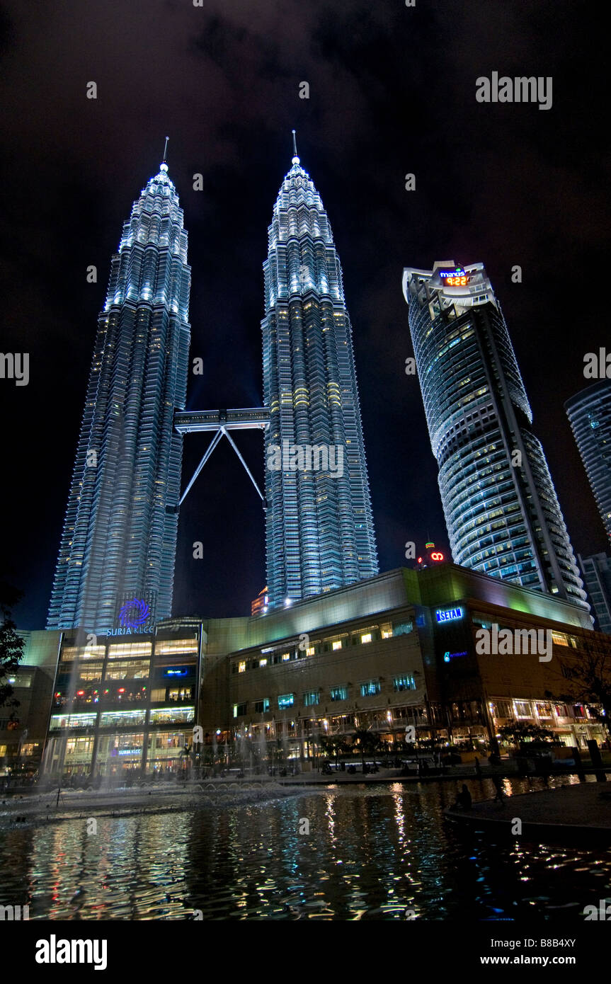 La Malaisie Petronas Twin Towers illuminé illuminé la nuit le centre ville de Kuala Lumpur KLCC Jalam Ampang Banque D'Images