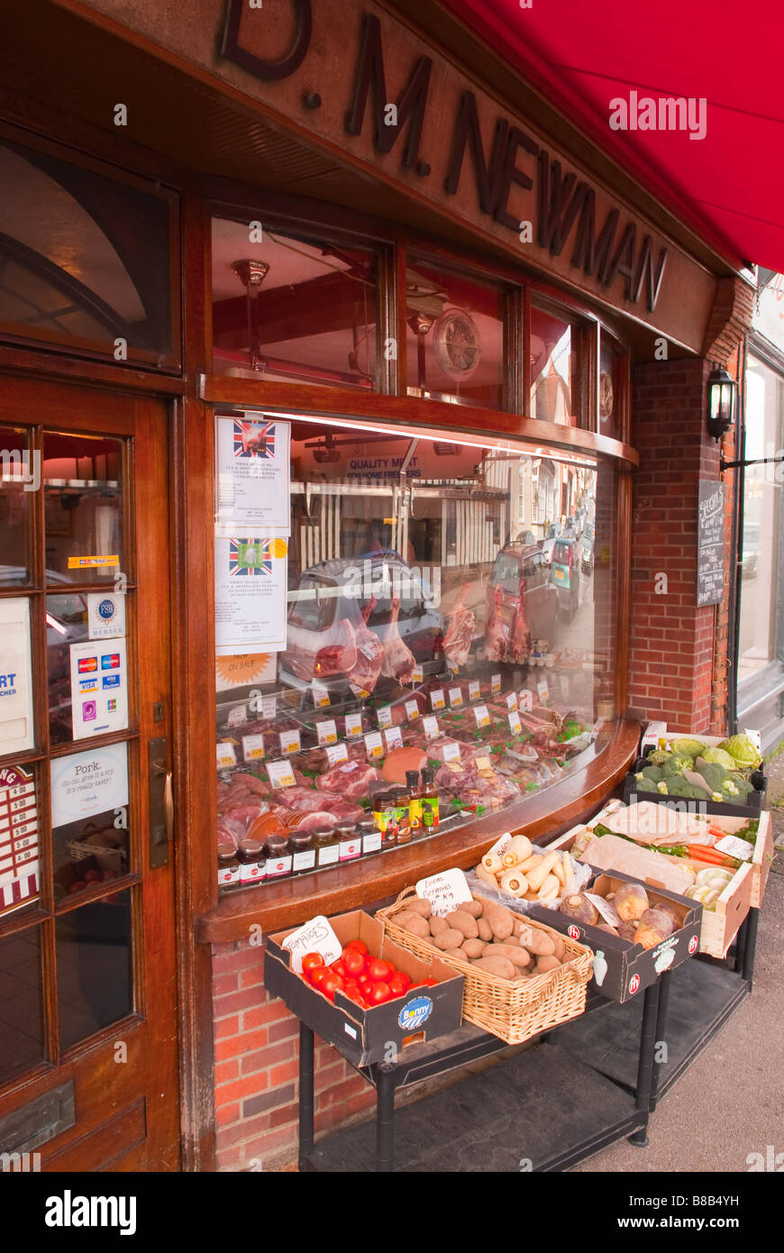 D.M.Newman the butchers shop store vendant de la viande et des légumes frais en Lavenham Suffolk,,UK Banque D'Images