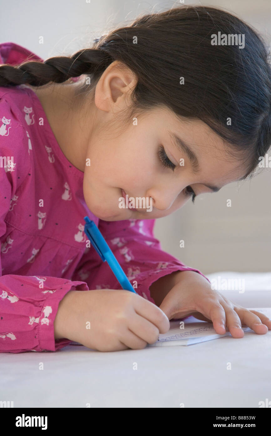 Petite fille est d'écrire des lettres Banque D'Images