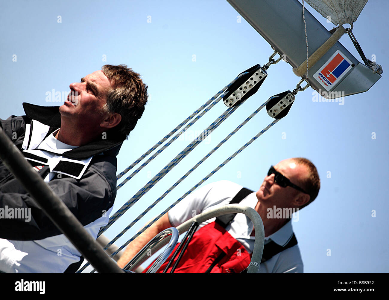 2 hommes,europe,un yacht à voile blanc,il dispose de gréement et est tourné à un angle lw. Banque D'Images