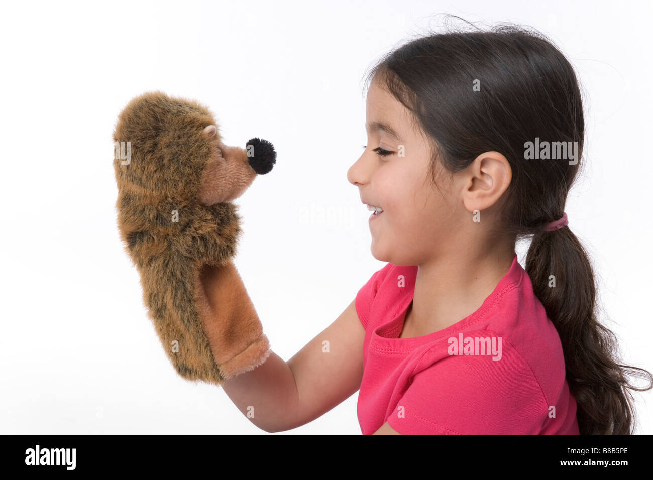 Petite fille avec hérisson marionnette Banque D'Images