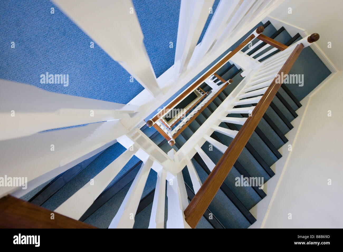 Escaliers en plus réduit dans une spirale Banque D'Images