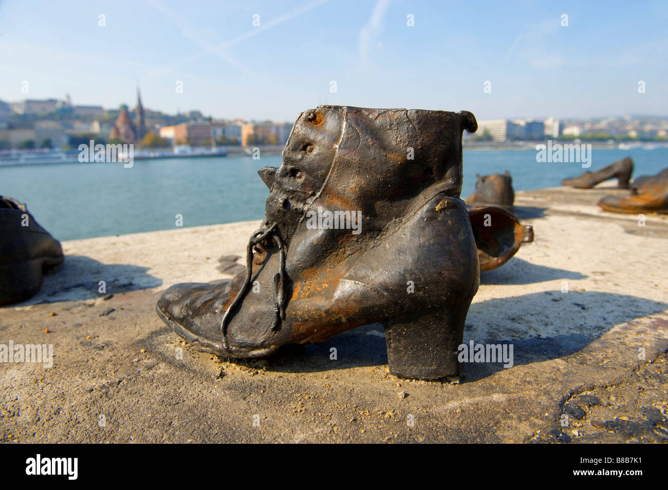 Chaussures commémoratives juives, Chaussures sur la rive du Danube , Budapest , Hongrie . Banque D'Images