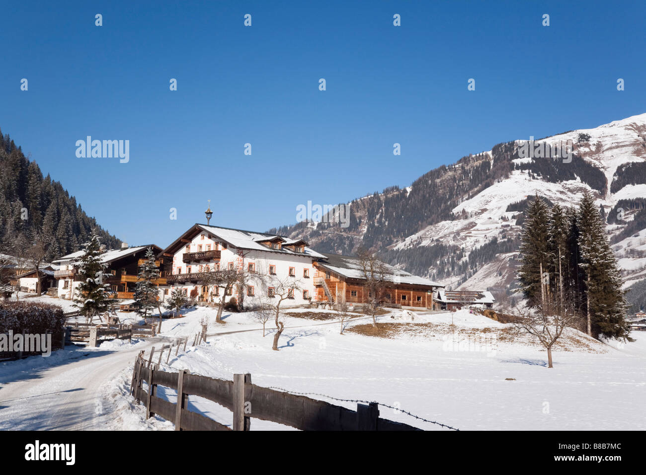 Scène alpine avec de la neige en hiver. Rauris Rauriser Vallée Raurisertal Sonnen Autriche Europe Banque D'Images