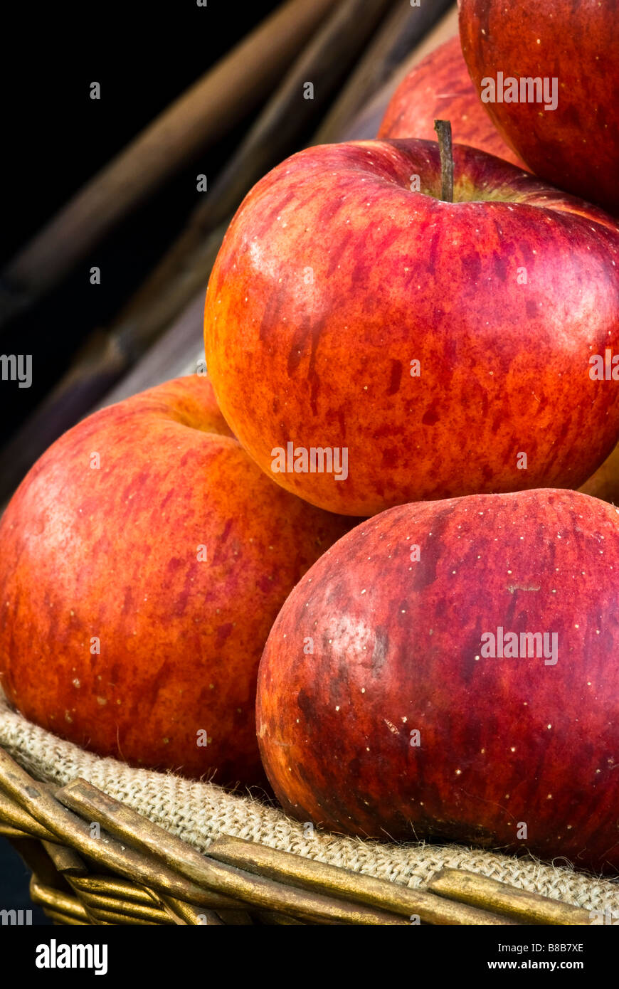 Close-up de pommes rouges dans un panier Banque D'Images