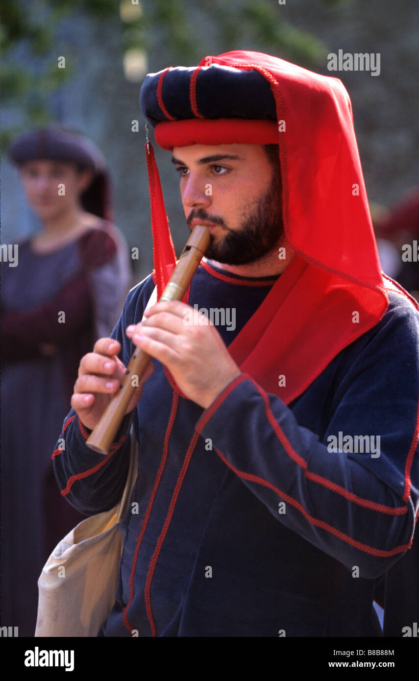 Le flûtiste ou Flute-Player habillé en costume médiéval à Entrevaux Fête médiévale, Alpes de Haute-Provence, France Banque D'Images