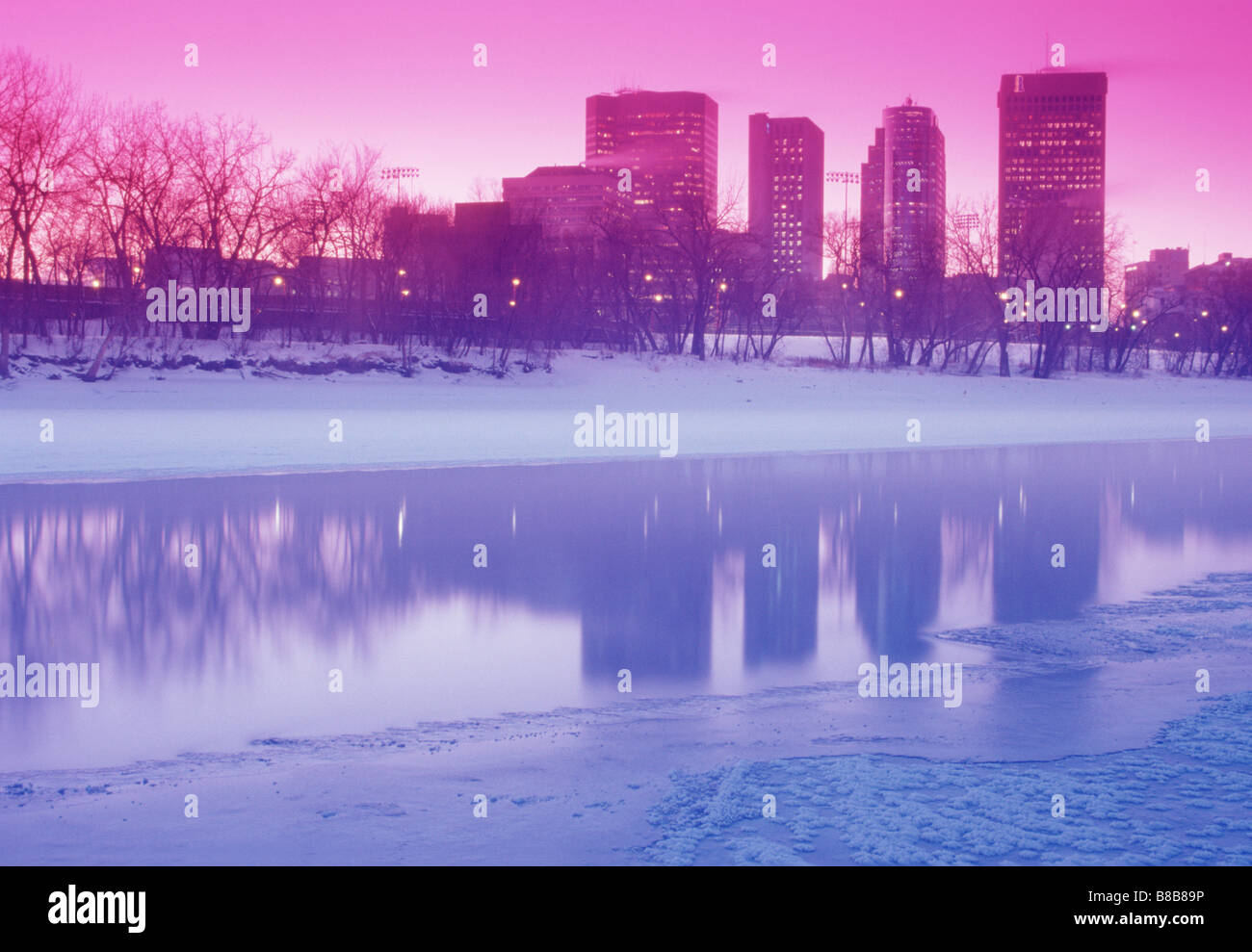 La rivière Rouge au centre-ville de Winnipeg, Manitoba l'hiver Banque D'Images
