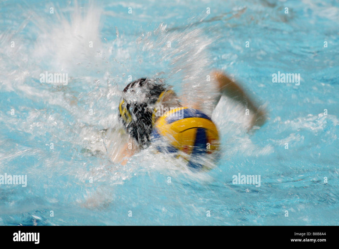 Les jeunes en compétition de water-polo Victoria British Columbia Canada Banque D'Images