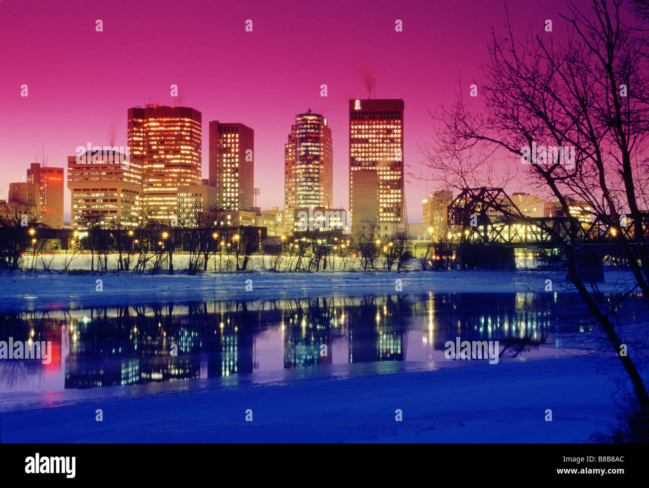 La rivière Rouge au centre-ville de Winnipeg, Manitoba l'hiver Banque D'Images