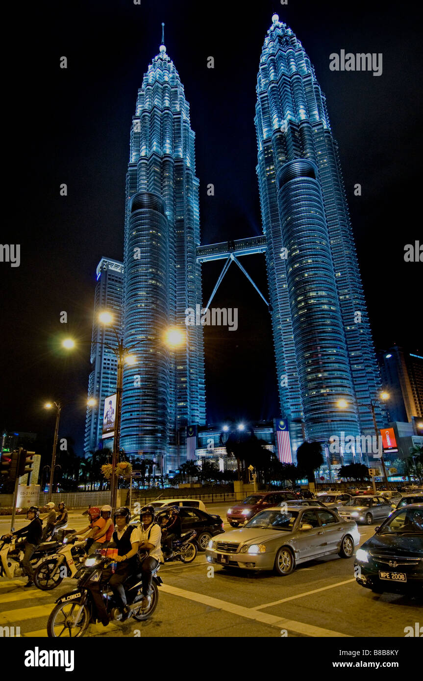 La Malaisie Petronas Twin Towers illuminé illuminé la nuit le centre ville de Kuala Lumpur KLCC Jalam Ampang Banque D'Images