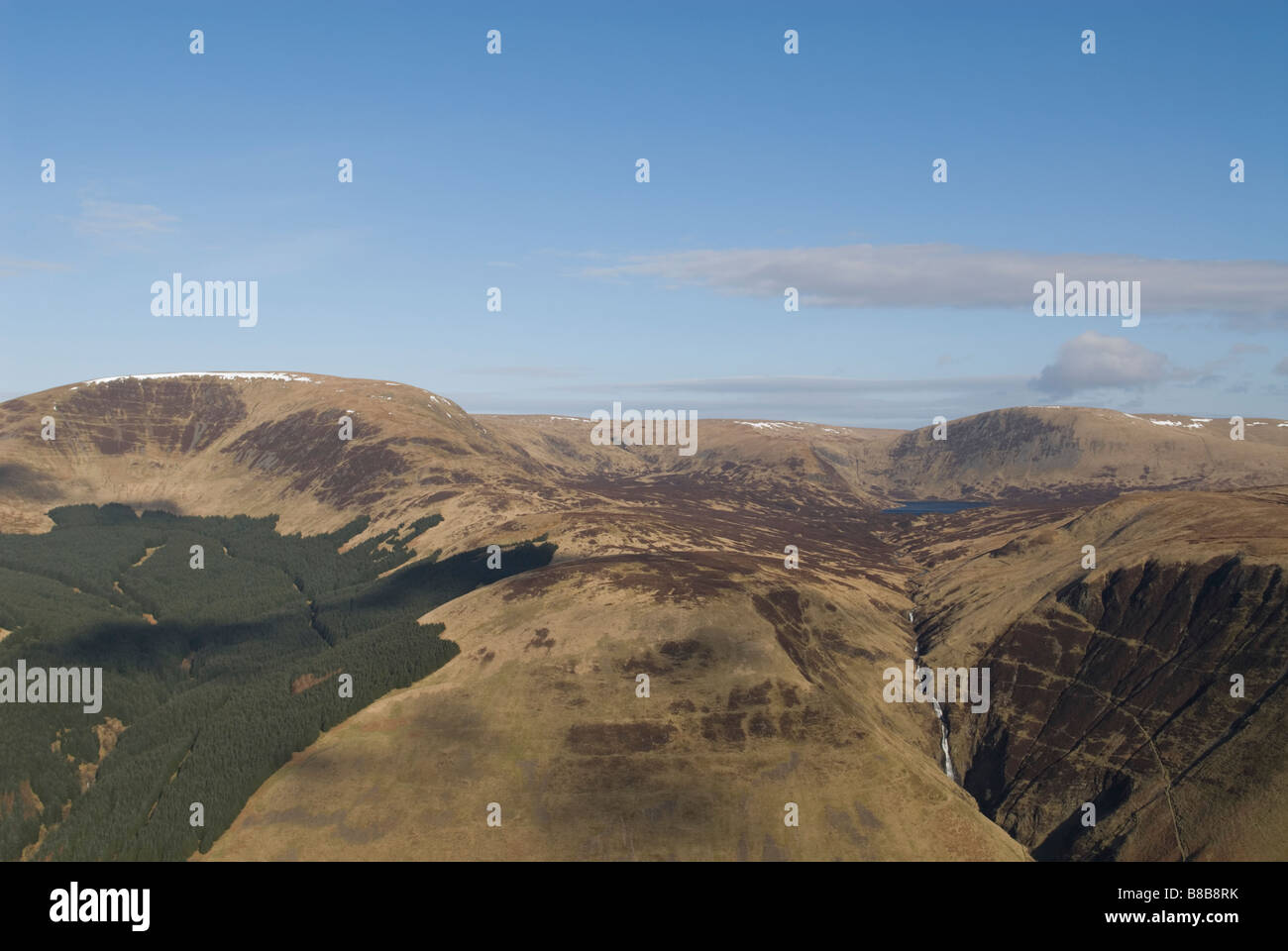 Juments GRIS CASCADE QUEUE LOCH SKEEN SKENE ET LES COLLINES DE COOMBS BLANC ET LOCHCRAIG HEAD Banque D'Images