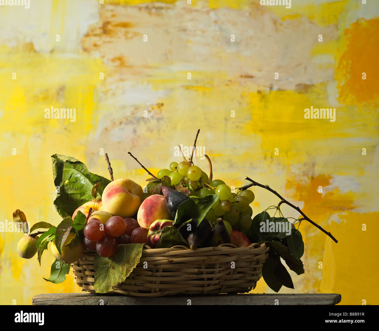 Corbeille de fruits fruits de table bodegon naturaleza muerta composition Banque D'Images