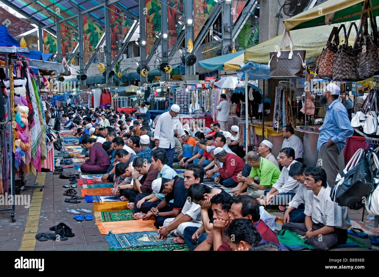 La prière du vendredi la Malaisie hommes priant dans la rue Jalan Tuanku Abdul Rahman jaelam arabe musulmane indienne trimestre Banque D'Images