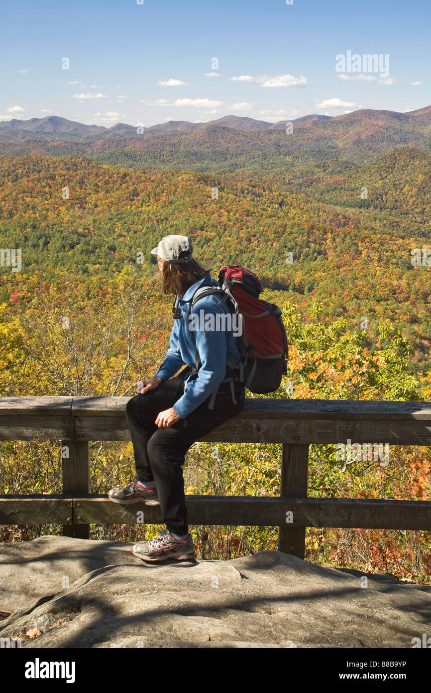 Géorgie - Randonneur admirant la vue de la Tennessee Rock Trail in Black Rock Mountain State Park. Banque D'Images Géorgie - Randonneur admirant la vue de la Tennessee Rock Trail in Black Rock Mountain State Park. Banque D'Images