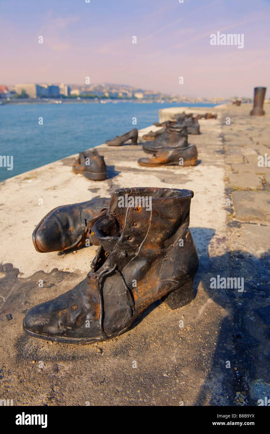 Chaussures commémoratives juives, Chaussures sur la rive du Danube , Budapest , Hongrie . Banque D'Images