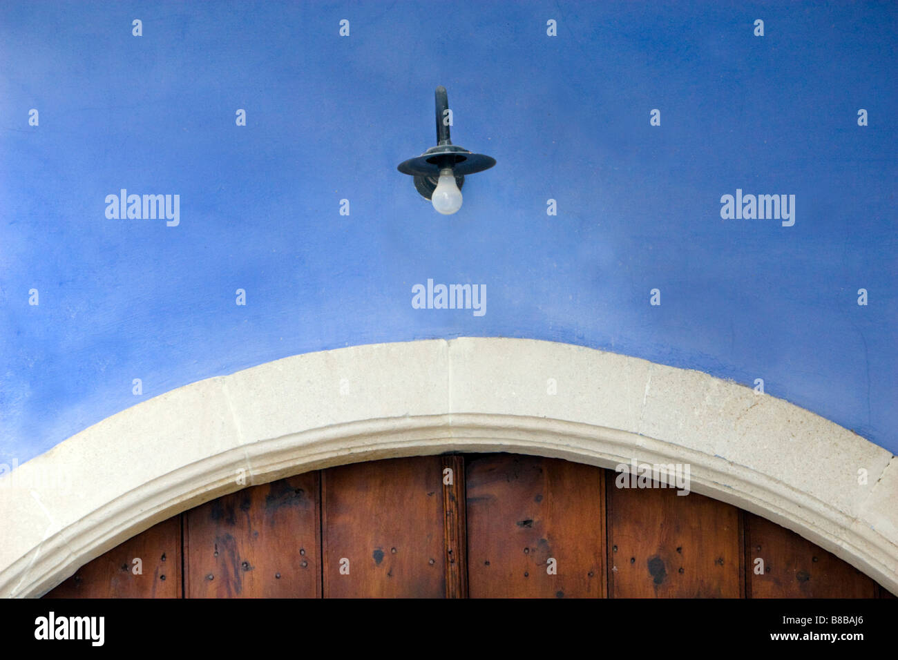 Plus de lampe porte de bois de vieille maison dans la région de Lefkara, sud de Chypre. Banque D'Images