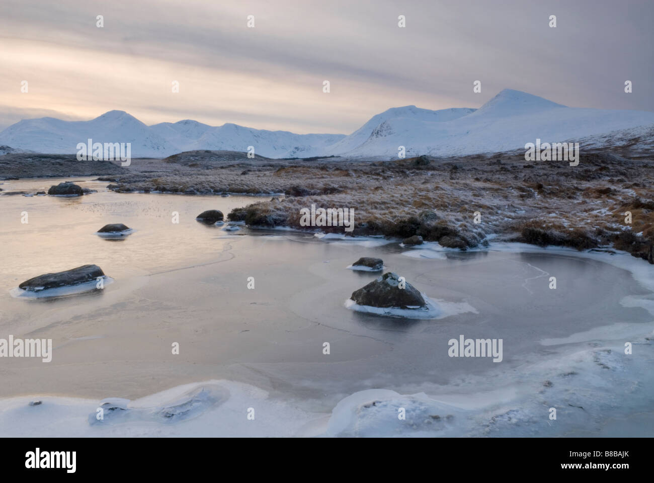 Sommets enneigés DE CLACH LEATHAD ET MEALL BHUIRIDH UN DE LOCHAN NA H ACHLAISE Banque D'Images