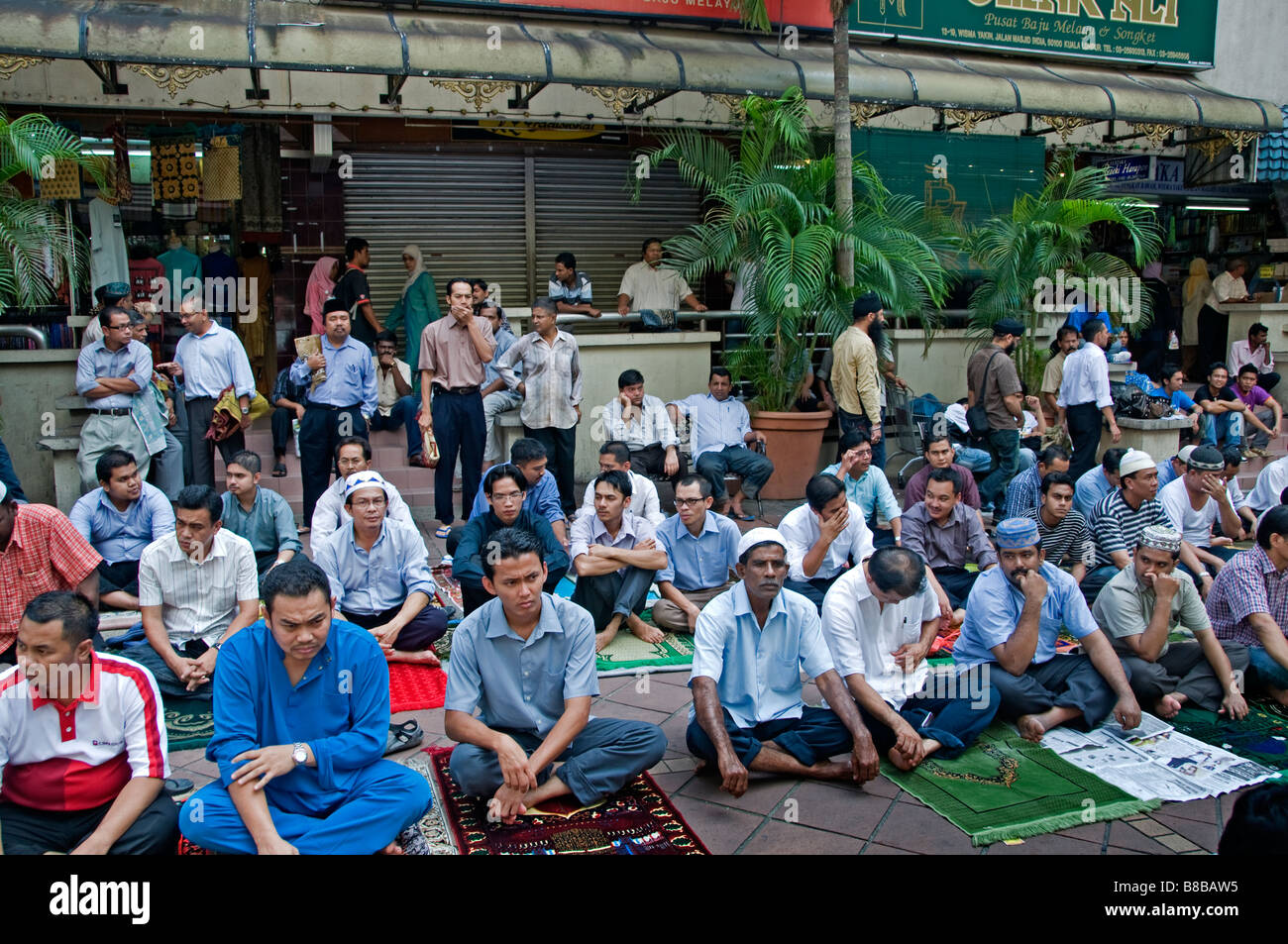 La prière du vendredi la Malaisie hommes priant dans la rue Jalan Tuanku Abdul Rahman jaelam arabe musulmane indienne trimestre Banque D'Images