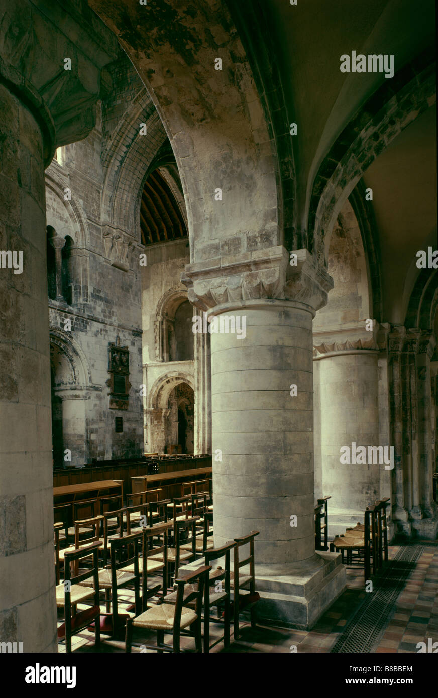 St Barthélemy le Grand. Choeur de l'intérieur, montrant des colonnes, 1123 Norman Banque D'Images