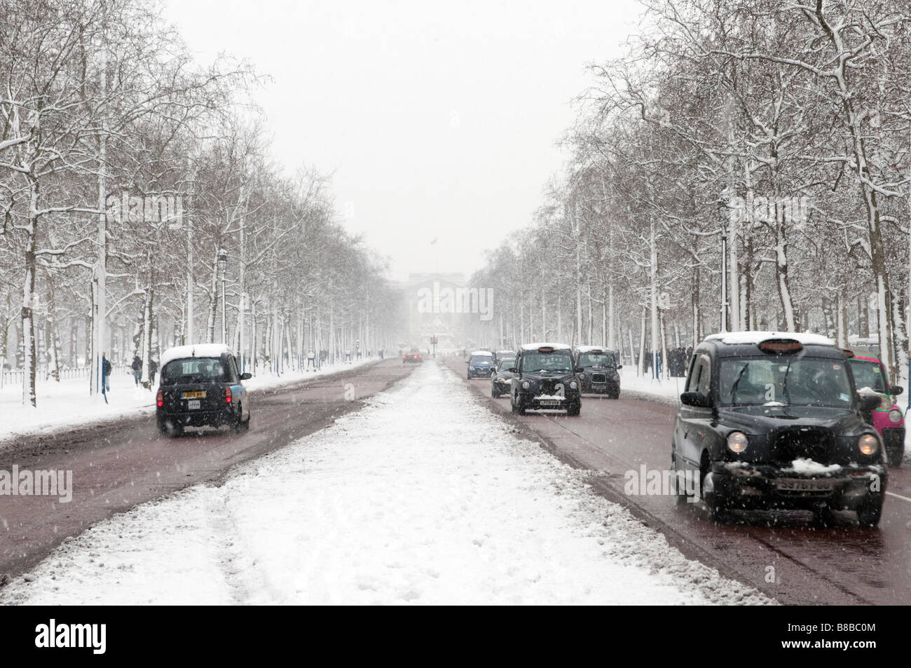 Les taxis sur le Mall dans la neige London England UK Banque D'Images
