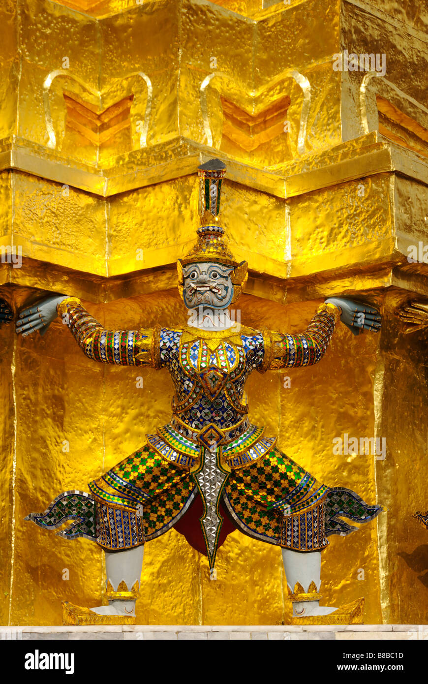 Dans le démon singe temple bouddhiste historique motifs de Wat Phra Kaew et le Grand Palais dans le centre de Bangkok en Thaïlande Banque D'Images