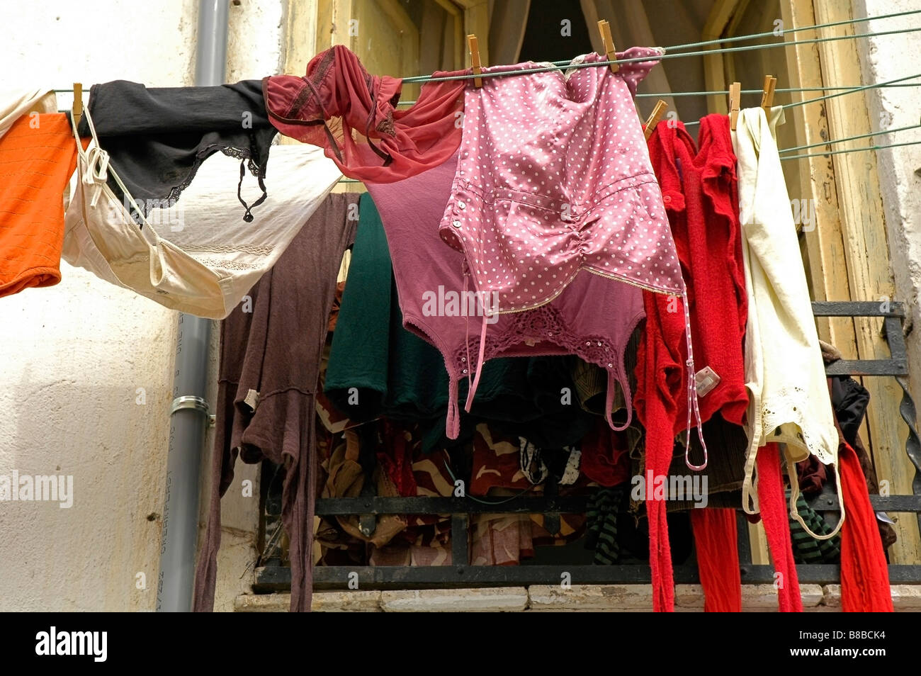 Scène de rue typique de Cordoue. Lave-traîner dans la vieille ville de Cordoue, Espagne. Banque D'Images