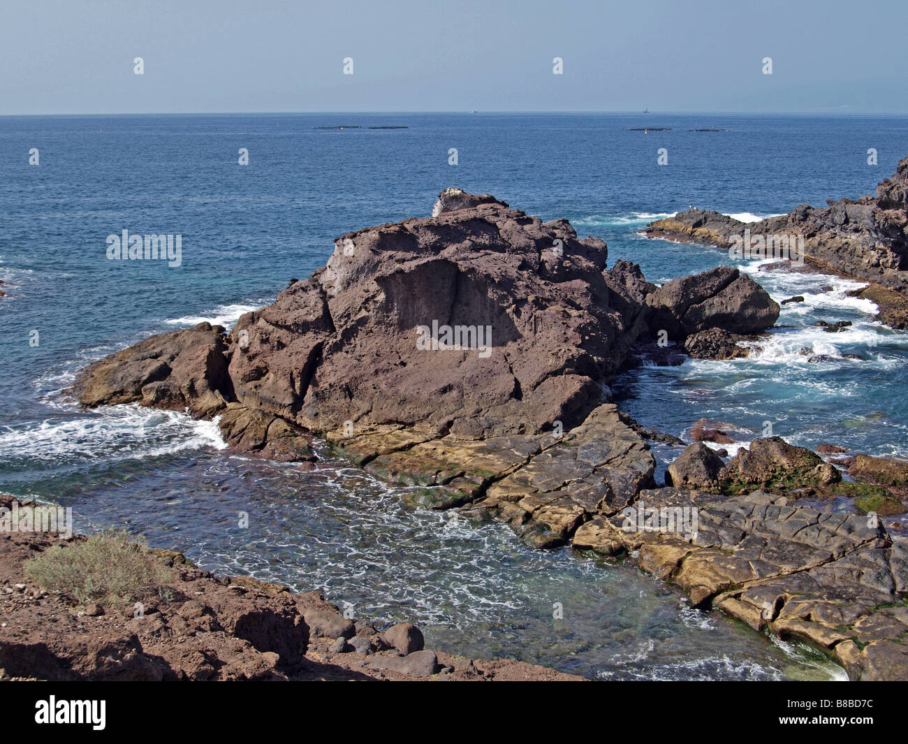 Freinage de la mer sur le littoral de roches volcaniques à Ténérife. Banque D'Images