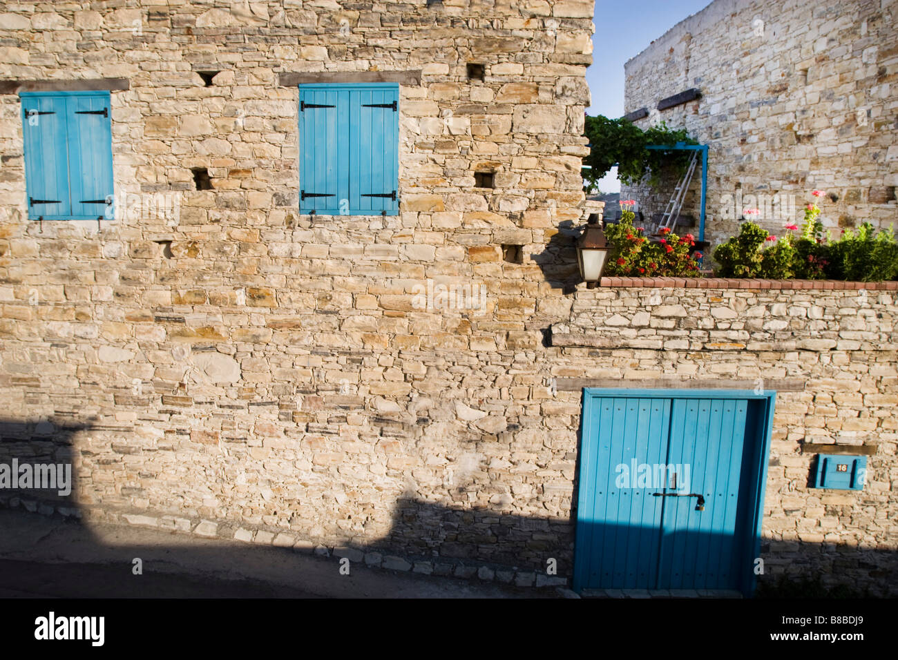 Maison aux volets bleus fermé et grande terrasse jardin à Lefkara, sud de Chypre Banque D'Images