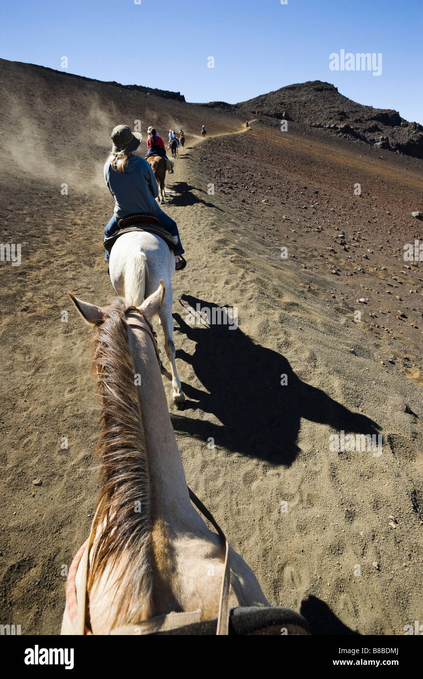 Ligne de chevaux et cavaliers à la tête d'un sentier dans le Parc National de Haleakala cratère de Haleakala Maui Hawaii USA Banque D'Images