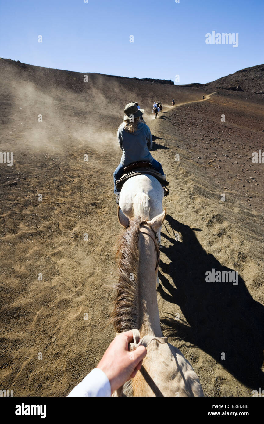 Ligne de chevaux et cavaliers à la tête d'un sentier dans le Parc National de Haleakala cratère de Haleakala Maui Hawaii USA Banque D'Images