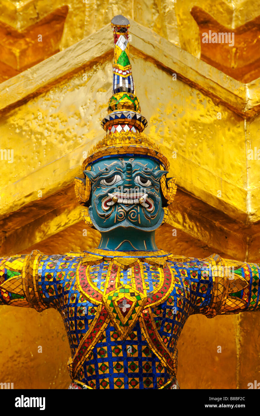 Dans le démon singe temple bouddhiste historique motifs de Wat Phra Kaew et le Grand Palais dans le centre de Bangkok en Thaïlande Banque D'Images