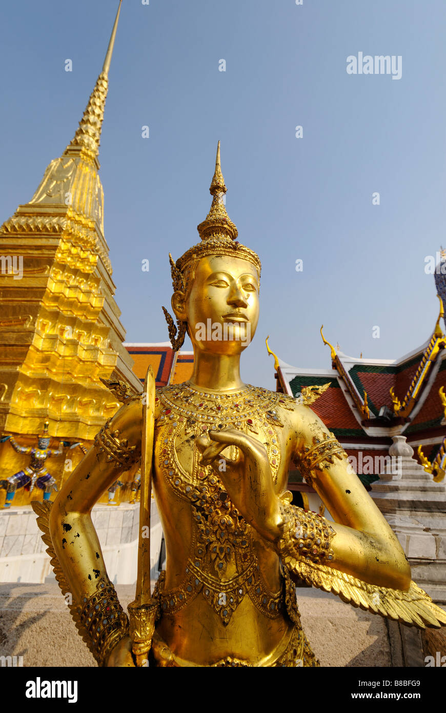Kinnara doré statue - Wat Phra Kaew et le Grand Palais dans le centre de Bangkok en Thaïlande Banque D'Images