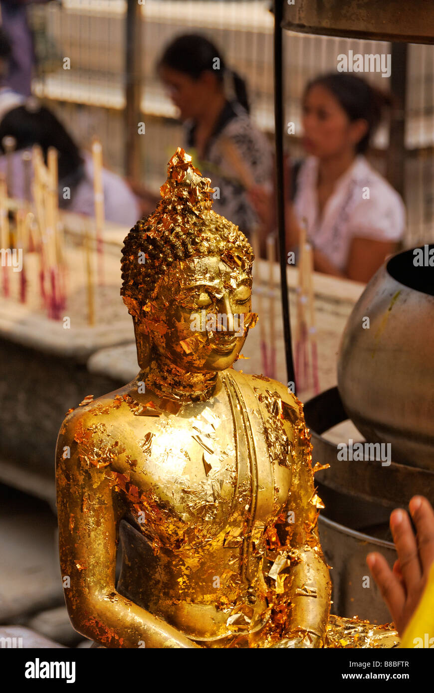 Visage de statue de Bouddha avec des morceaux de feuille d'or - offres de Wat Phra Kaew et le Grand Palais dans le centre de Bangkok en Thaïlande Banque D'Images