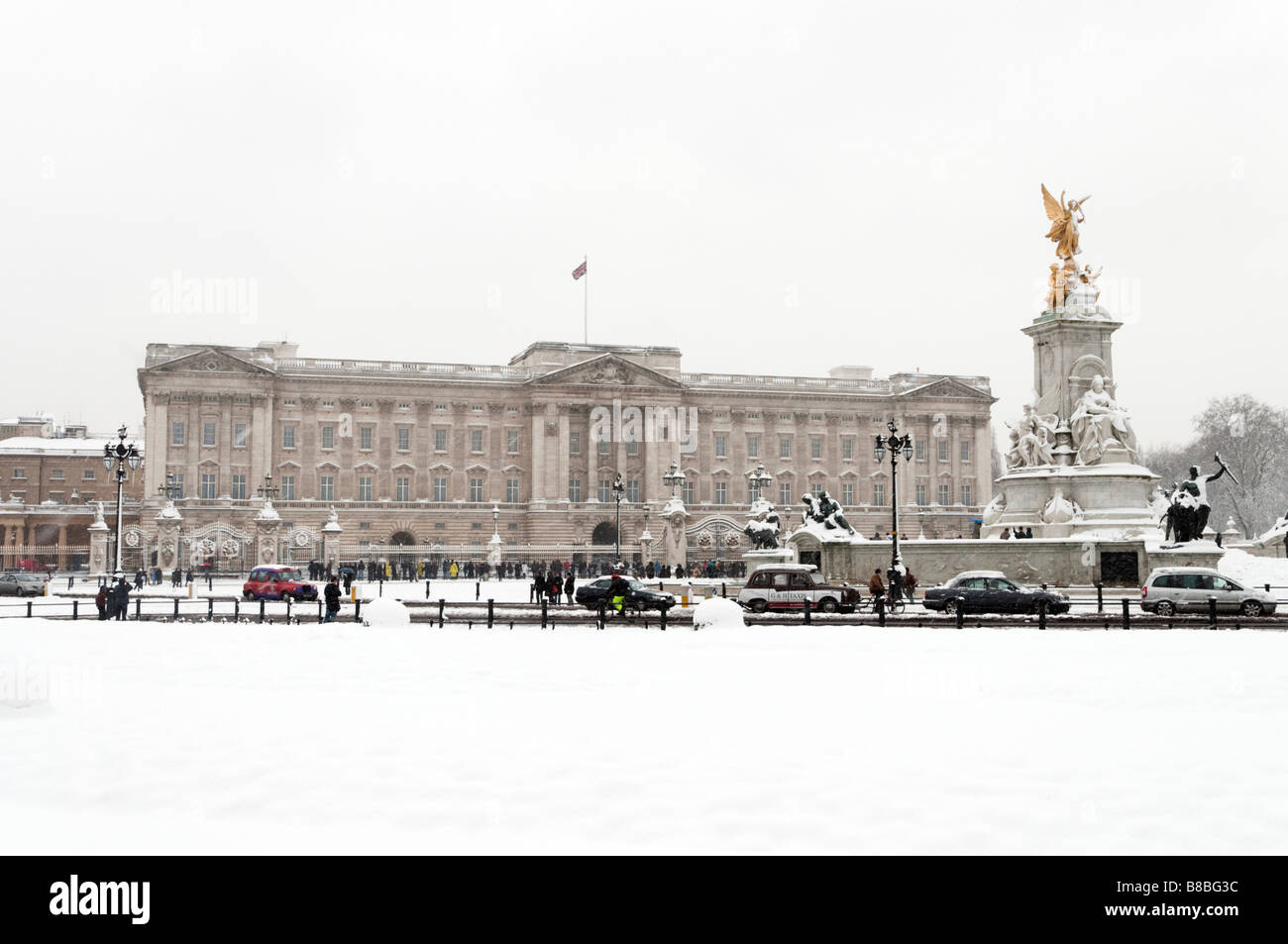 Le palais de Buckingham dans la neige London England UK Banque D'Images
