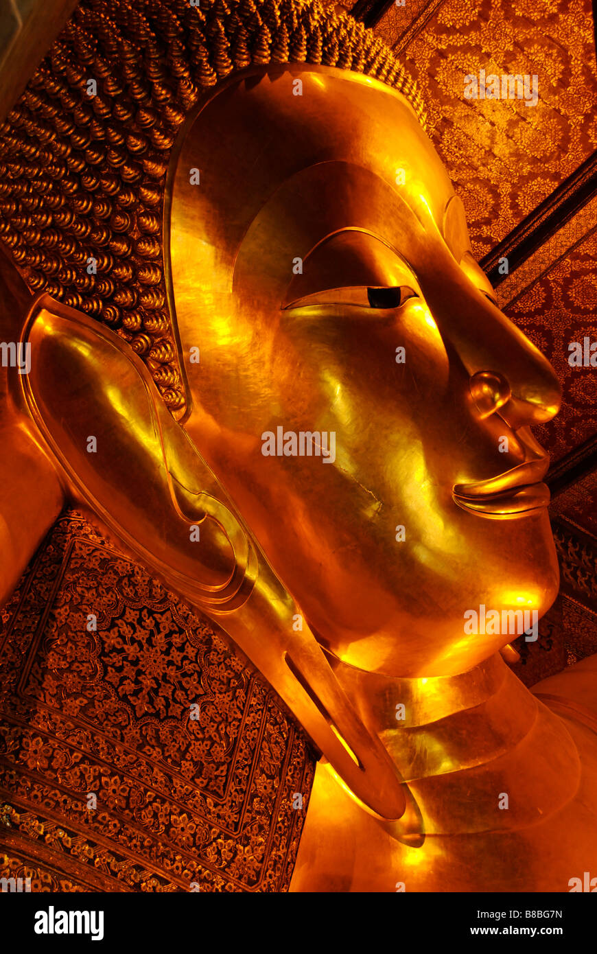 Visage de statue du Bouddha d'or couché dans le temple de Wat Pho Phra Nakorn, dans le centre de Bangkok, Thaïlande Banque D'Images