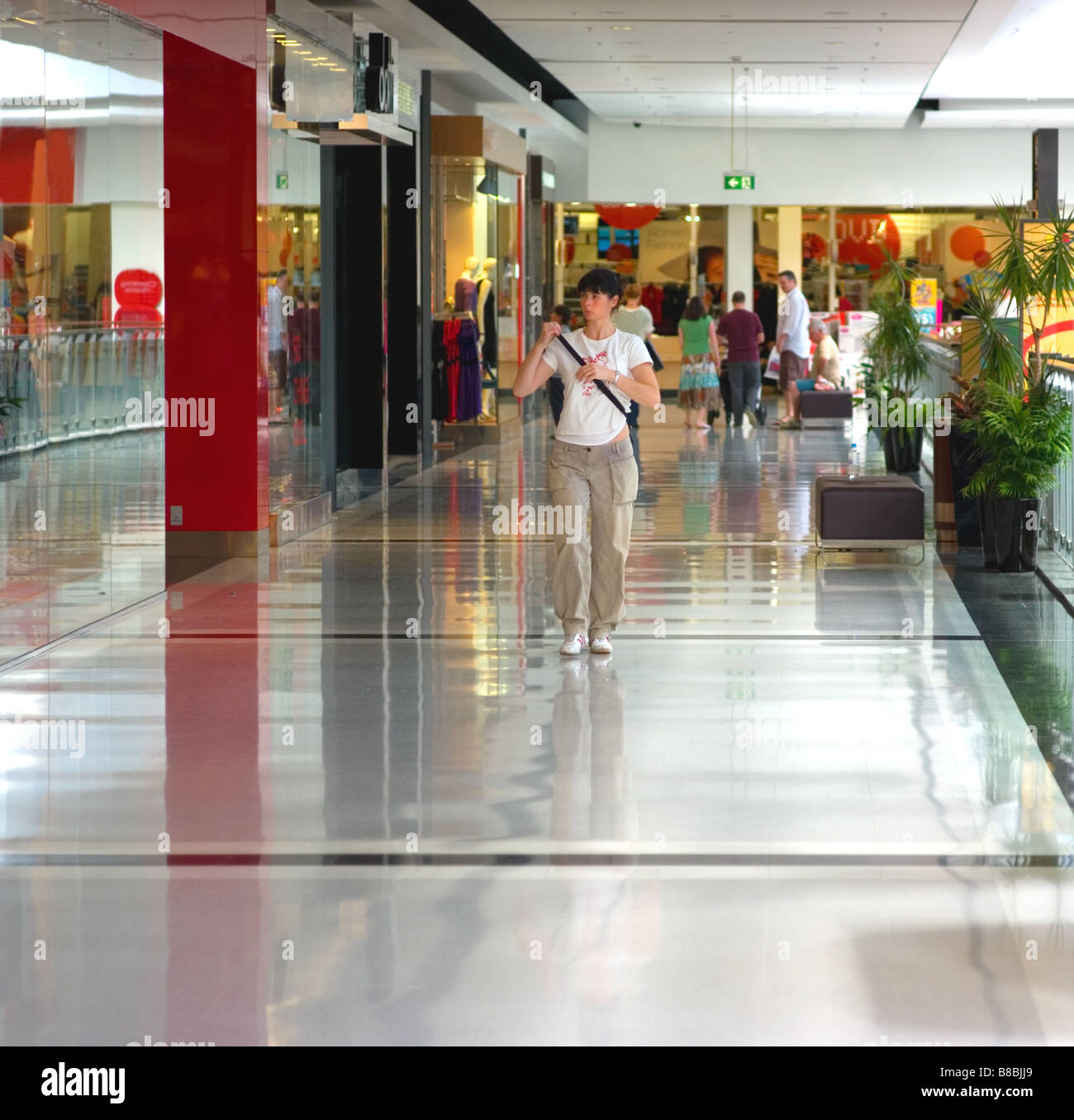 Une femme marche dans un centre commercial. Banque D'Images