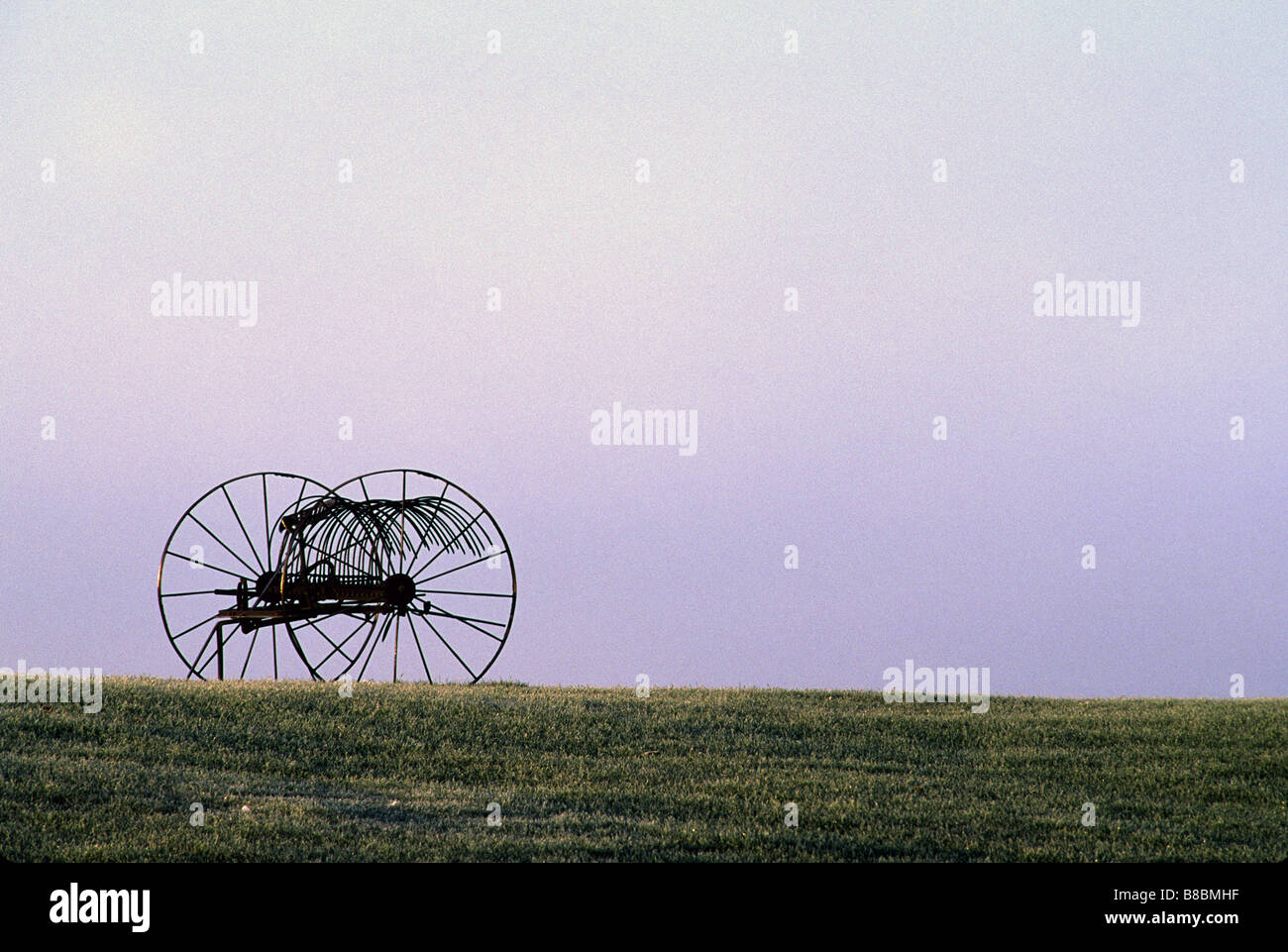 Matériel agricole ancien dans un champ, Vermont Banque D'Images
