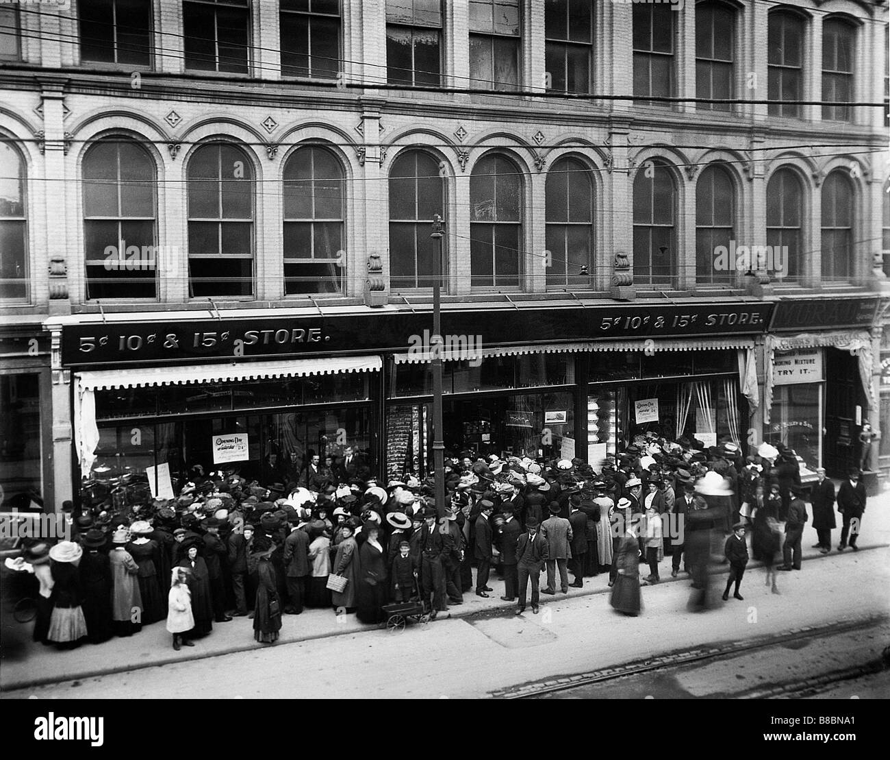FL3175, PHOTO ancestrales ; foule hors négociation store Banque D'Images