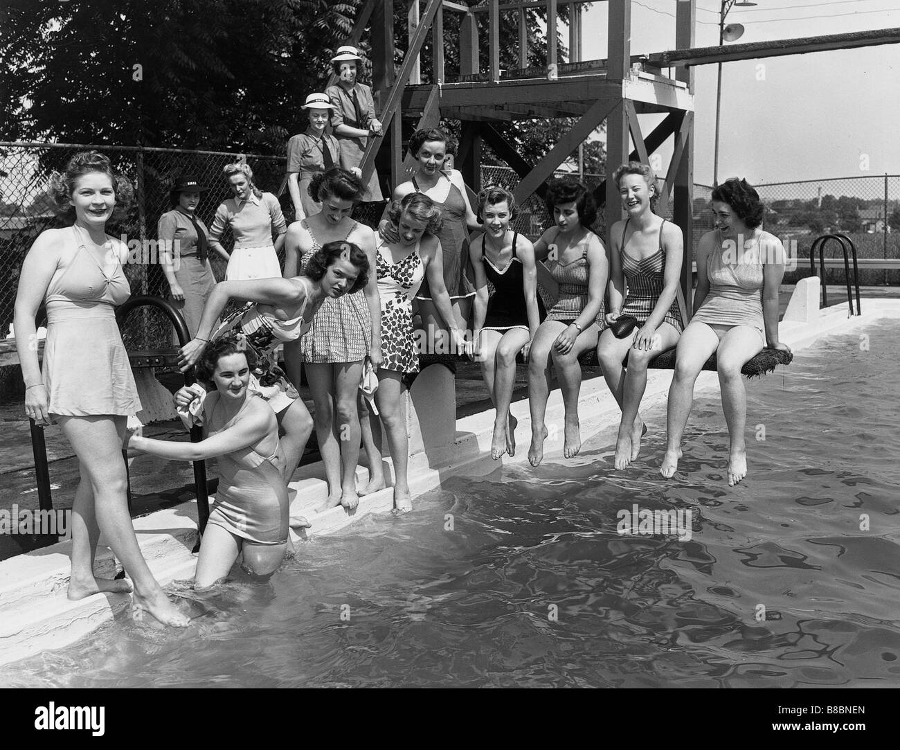 FL3251, PHOTO ancestrales ; piscine côté Woman posing Banque D'Images