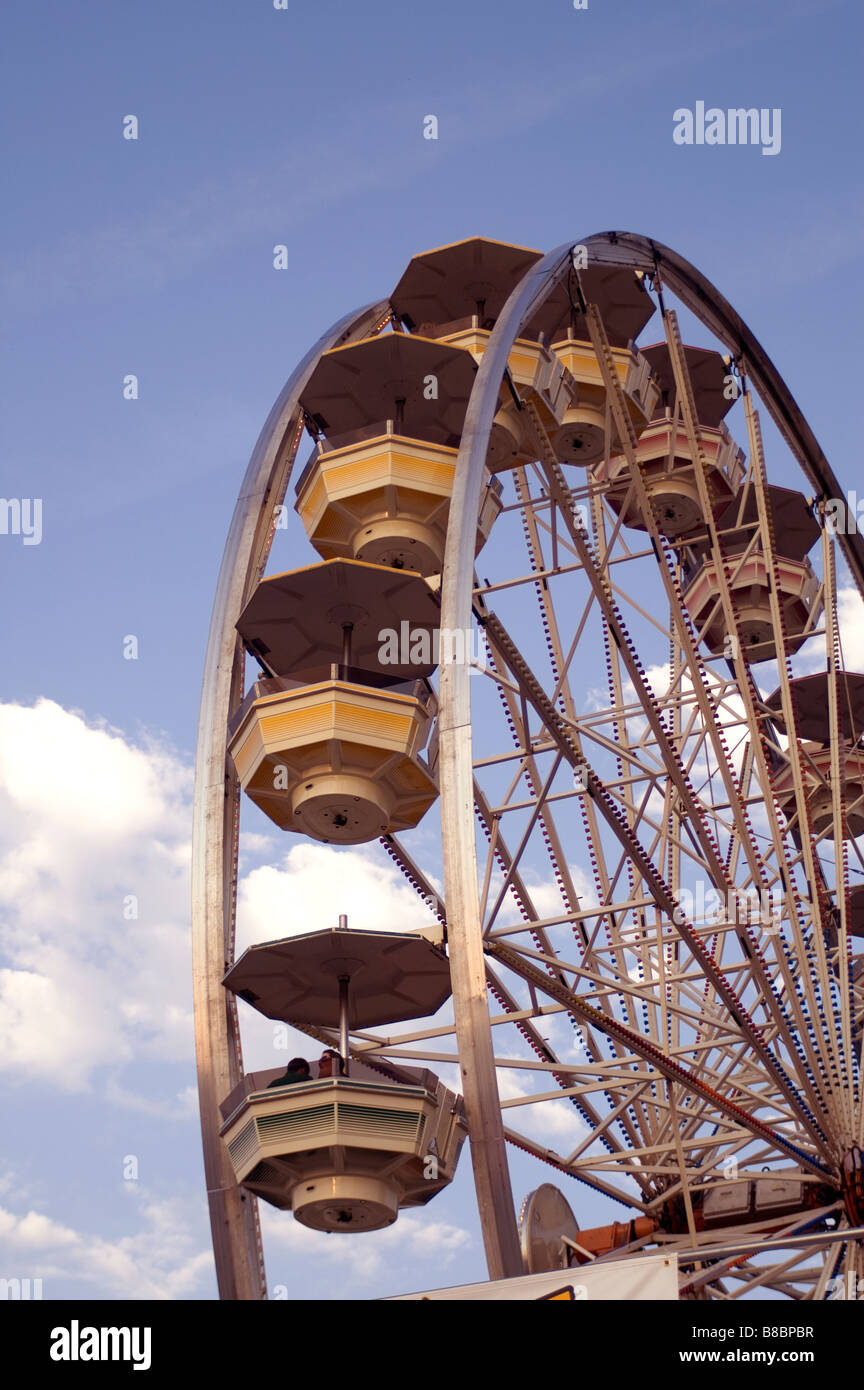 County Fair manèges Grande Roue Banque D'Images