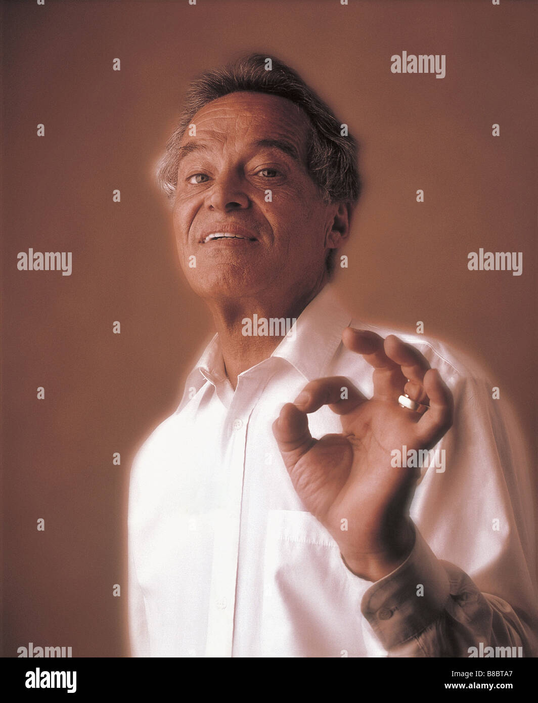 FL4611, Jim Tinios ; Senior Man Making OK geste, Sépia Banque D'Images
