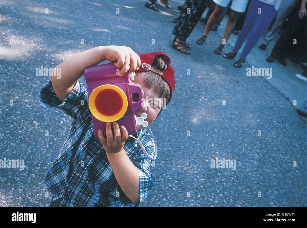 FL4917, Matthew Plexman ; Boy Taking Photograph Toy Camera Banque D'Images