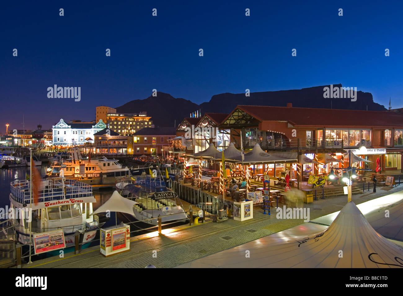 Les feux du soir à une jetée au Victoria & Alfred Waterfront Cape Town Afrique du Sud Banque D'Images