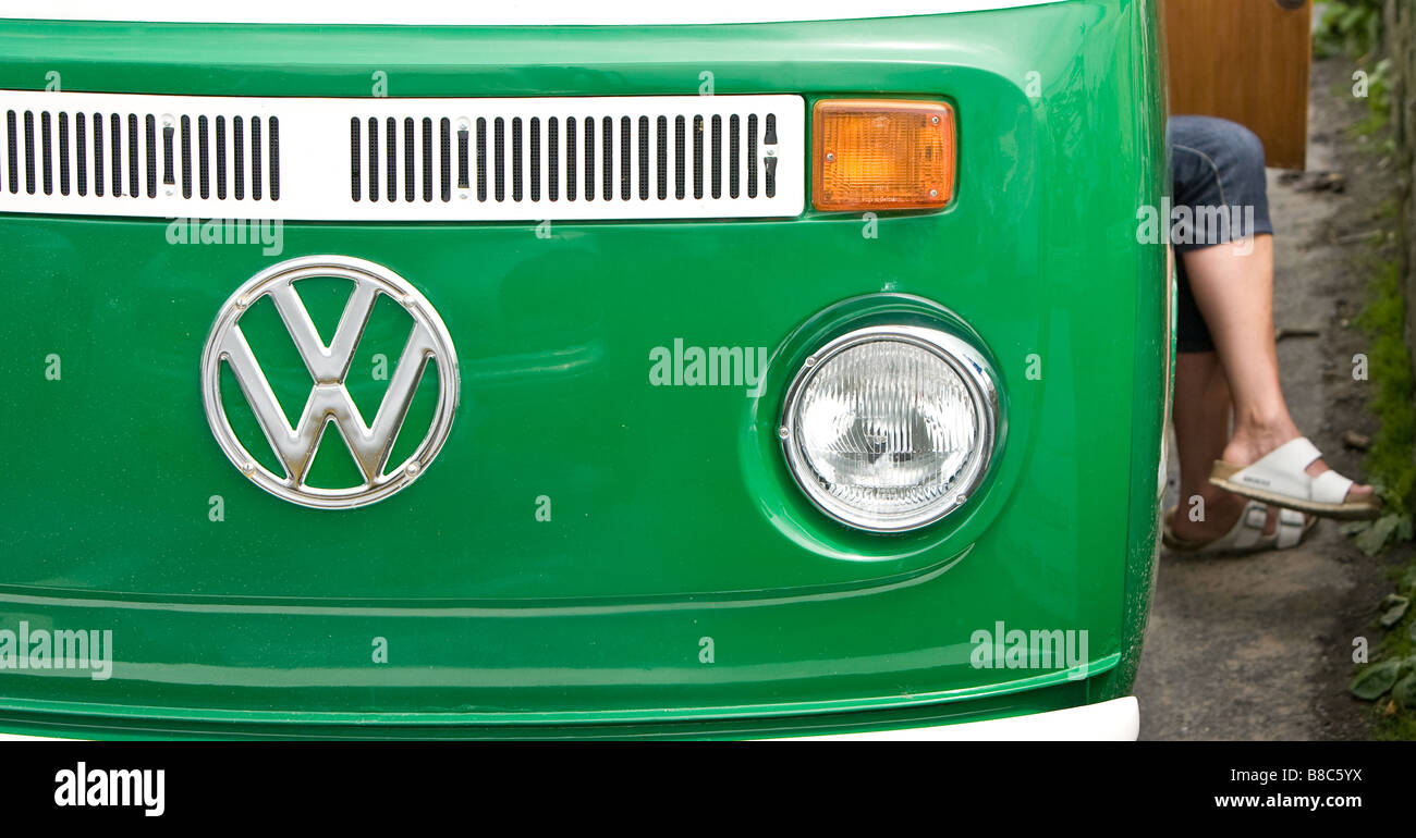 Close up d'un VW camper van stationné à plage de surf à saunton sands devon Banque D'Images