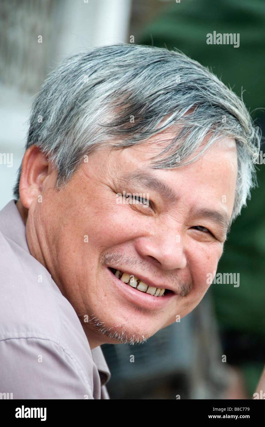 Smiling man, Bat Trang, Vietnam Banque D'Images