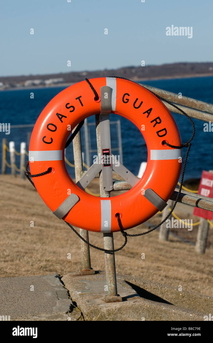 À l'anneau de sauvetage de la garde côtière de Point Judith et phare dans le Rhode Island Banque D'Images