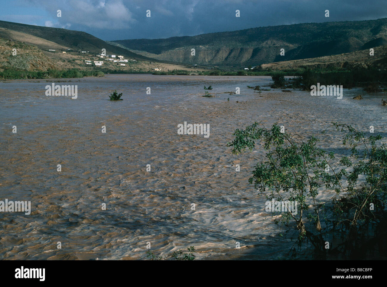 RIVIÈRE EN CRUE Banque D'Images