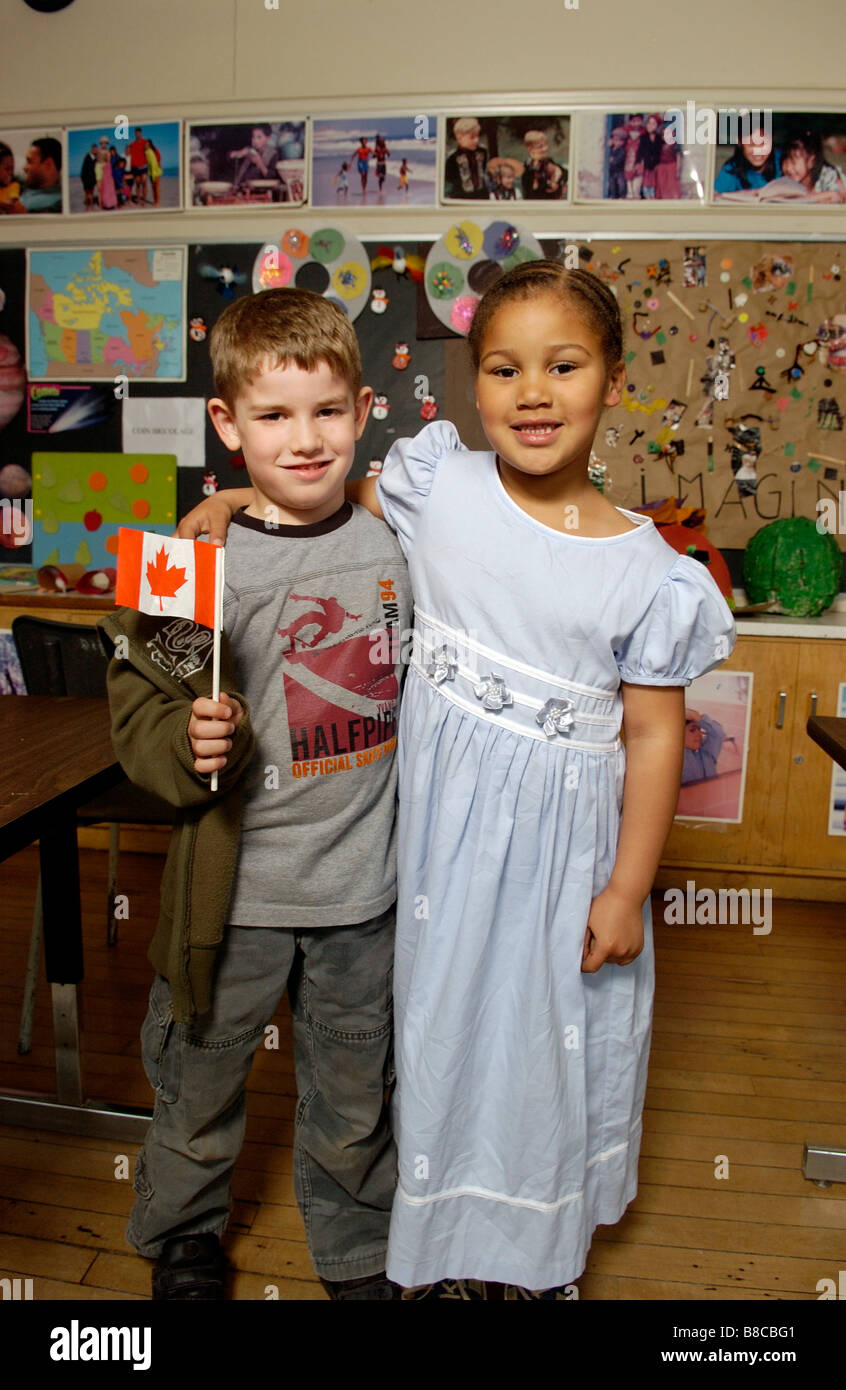 Sept ans Garçon Fille Drapeau canadien de classe de l'école Banque D'Images