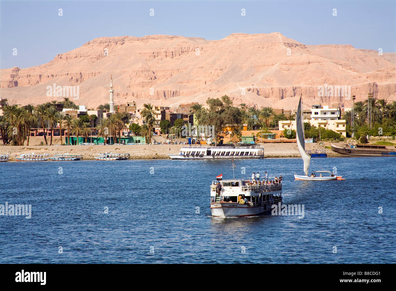 Le traversier à Louxor vient en face de la rive ouest de l'Égypte Banque D'Images